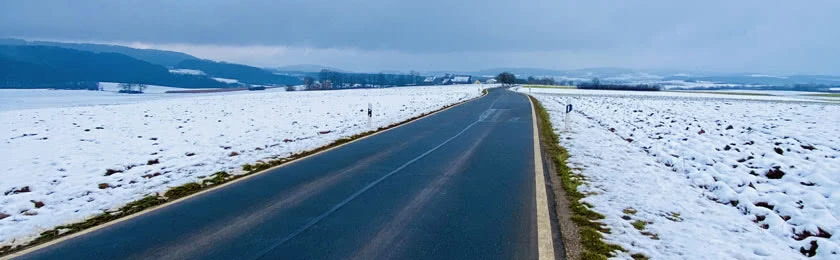 Verschneite Verkehrsschilder