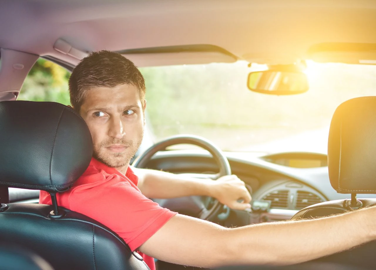Rückwärtsfahren im Straßenverkehr: Im falschen Moment kann es teuer werden