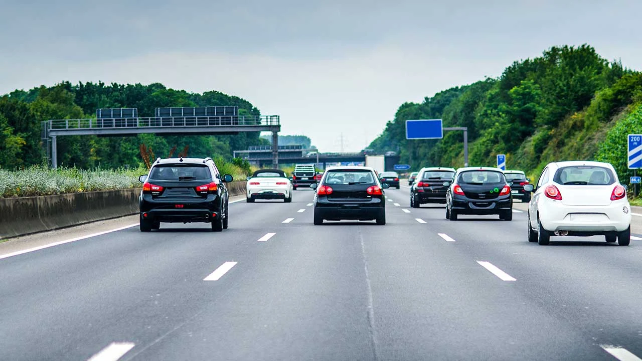 Wann rechts überholen auf der Autobahn erlaubt ist