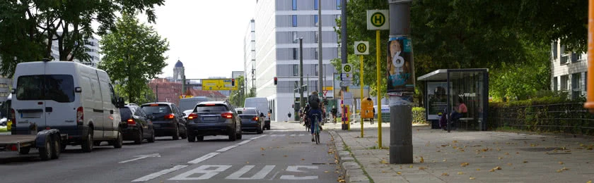 Wer haftet bei Überholmanöver eines haltenden Busses?