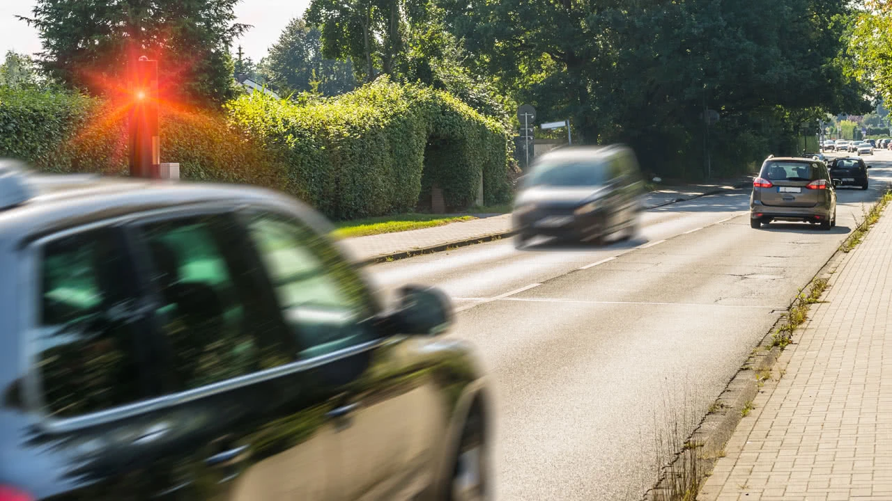 Wie ein Blitzer seinen Weg auf die Straße findet