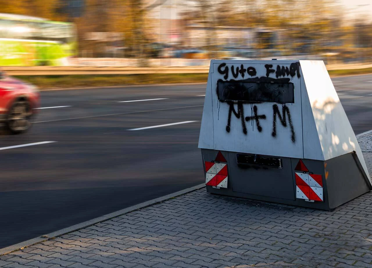 Aus Wut einen Blitzer demolieren? Hier kennt der Gesetzgeber keinen Spaß