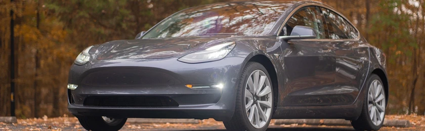 Fahrverbot nach Touchscreen-Nutzung: Tesla-Fahrer wollte Scheibenwischer einstellen